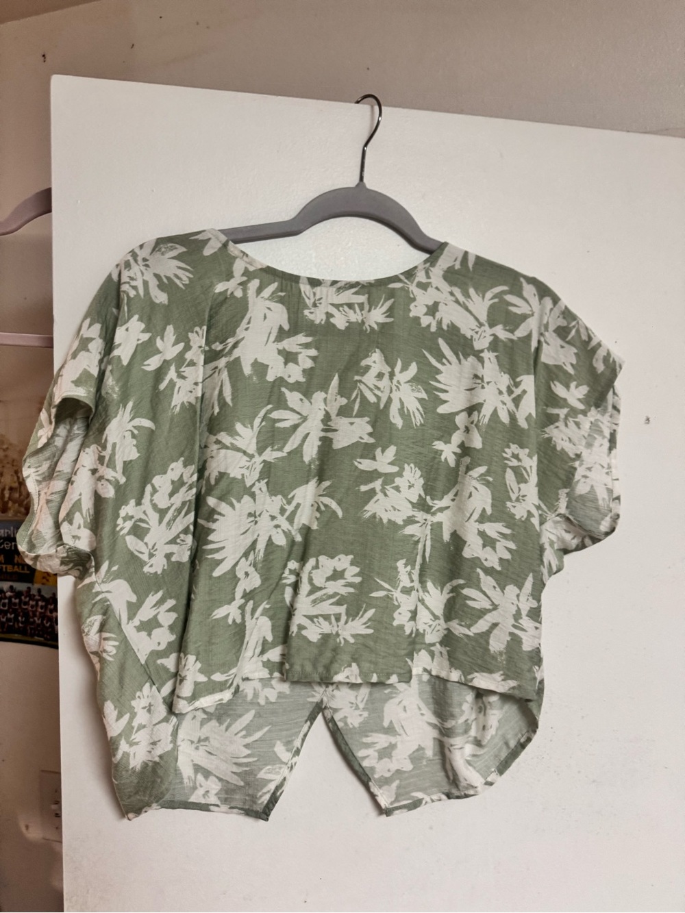 Mahina Women's Sage Green Floral Linen Blend Short Sleeve Top